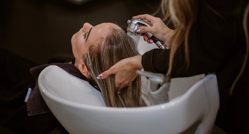 Ndodh në Itali/ Kryebashkiaku i këtij qyteti ndalon parukierët të lajnë flokët e klientëve dy herë me shampo
