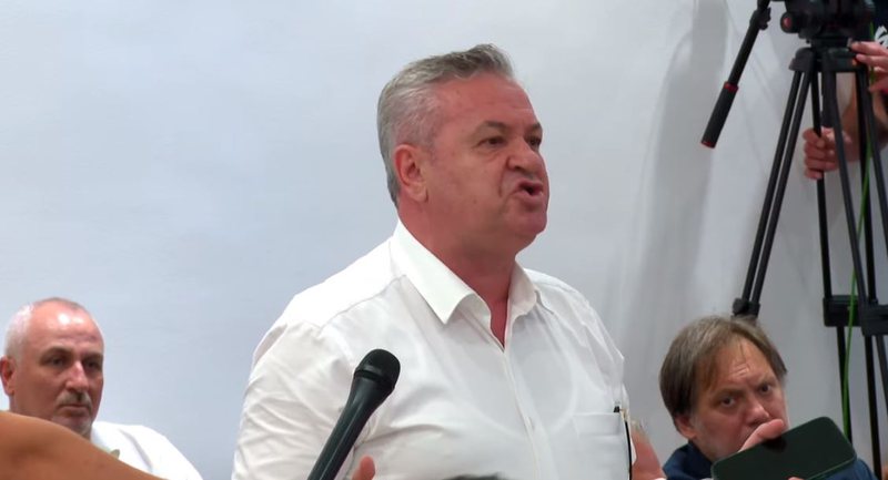 “Ç’është kjo grykësi”/ I radhitur në krah të Berishës, Myslim Murrizi “shpërthen” në mbledhjen e Kryesisë