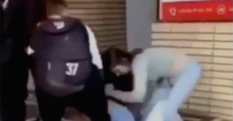 VIDEO/ Plas sherri mes dy vajzave në stacionin e autobusëve, i shkulin flokët njëra-tjetrës