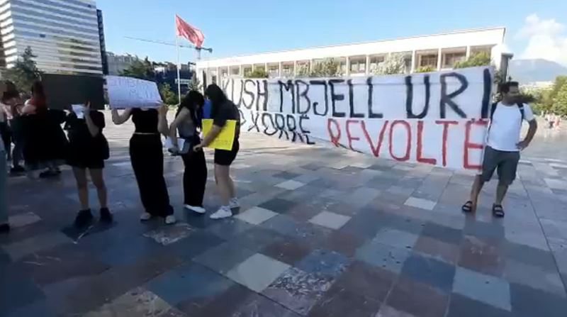 Çmimet e larta/ Protestuesit grumbullohen në sheshin “Skënderbej”: Kush mbjell uri, do korrë revoltë!