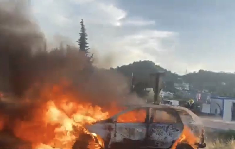 Merr flakë në lëvizje makina në aksin Tiranë-Durrës, plagoset shoferi