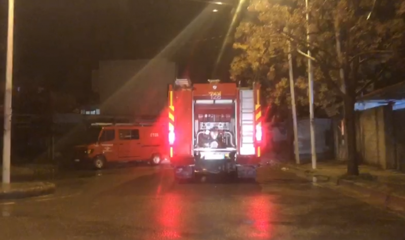 Përfshihet nga flakët kati i katërt i një pallati, alarmohen banorët