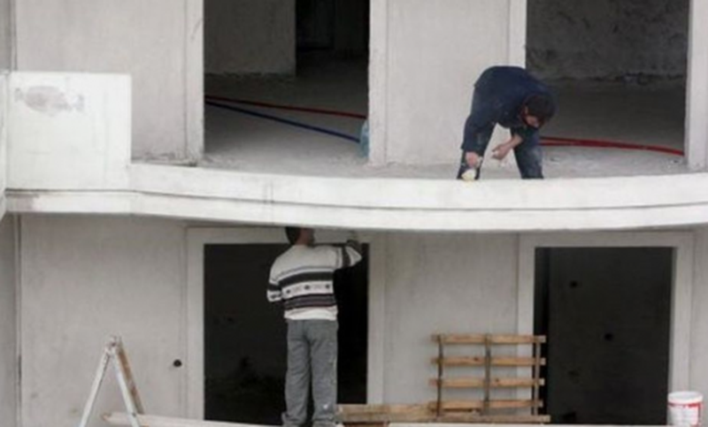 Plas grushti mes shqiptarëve në vendin fqinj, 3 burra rrahin me dërrasë 54-vjeçarin: “Lëre të vdesë aty!”