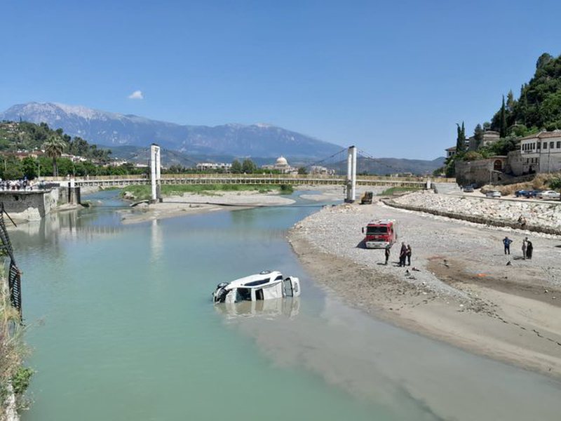 Si ndodhi aksidenti tragjik në Berat/ Dalin pamjet e reja: 25-vjeçarja hyn në parakalim, kamioni i vjen përballë