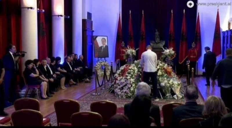 Incidenti që nuk u pa në homazhet për Bujar Nishanin, familjarët e ish-presidentit heqin kurorën që çoi Lulzim Basha (VIDEO)