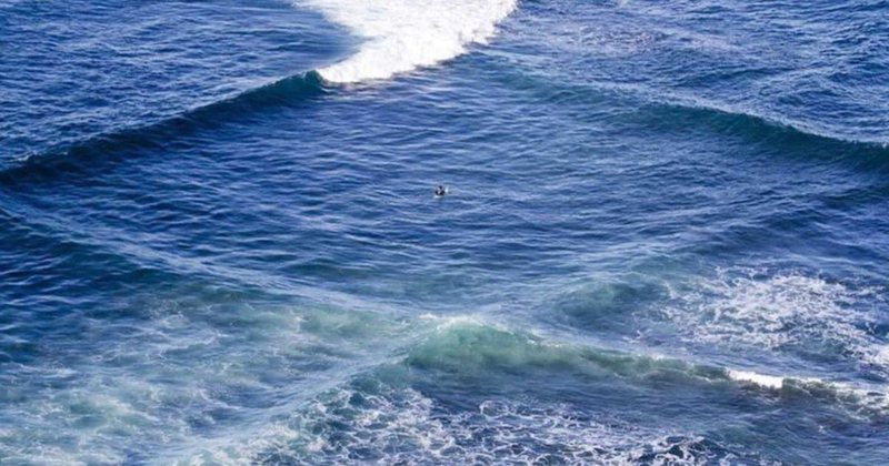 Paralajmërojnë ekspertët: Dilni urgjent nga deti nëse shihni këto dallgë! (VIDEO)