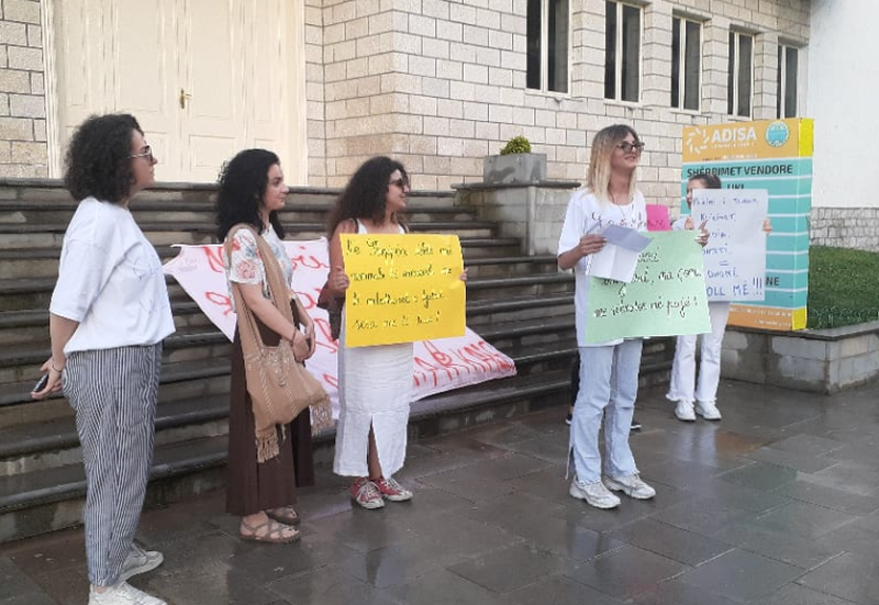 Nusja 20-vjeçare u dhunua nga fisi i burrit dhe babai i saj, gratë e Librazhdit bëjnë veprimin e papritur