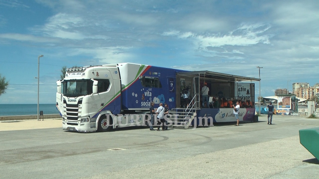 Durrës, policia italiane trajnon nxënësit për bullizmin dhe diskriminimin online (VIDEO)