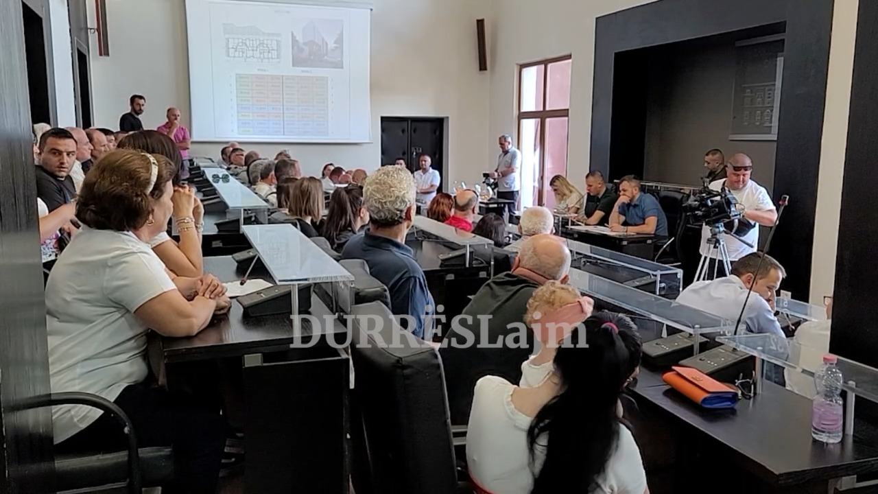 Durrës, shoqërohet me pakënaqësi shorti për ndarjen e apartamenteve të pallatit të rindërtuar pas tërmetit (VIDEO)