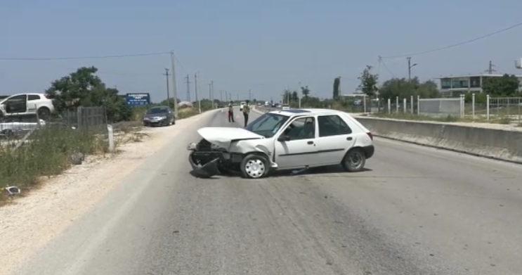 81-vjeçari humb kontrollin e automjetit dhe përplaset me trafikndarësen, dy të lënduar