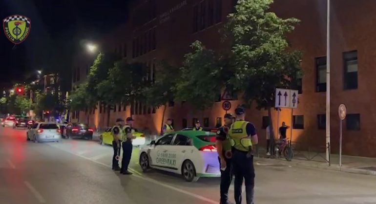 Drejtuan mjetin nën efektin e lëndëve narkotike, arrestohen tre persona
