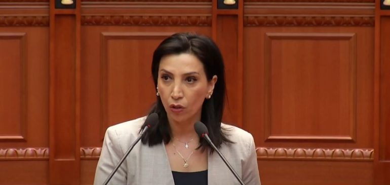 Dalja e testeve të maturës në rrjetet sociale, ministrja e Arsimit: I morëm të gjitha masat por…