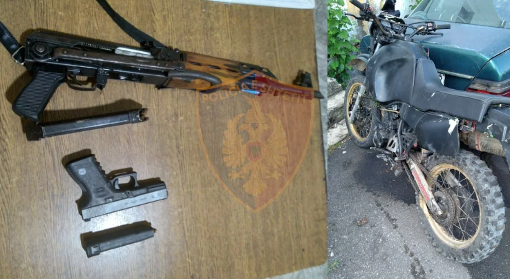 Braktisi motorin për t’i shpëtuar policisë, 22-vjeçari kapet me armë zjarri