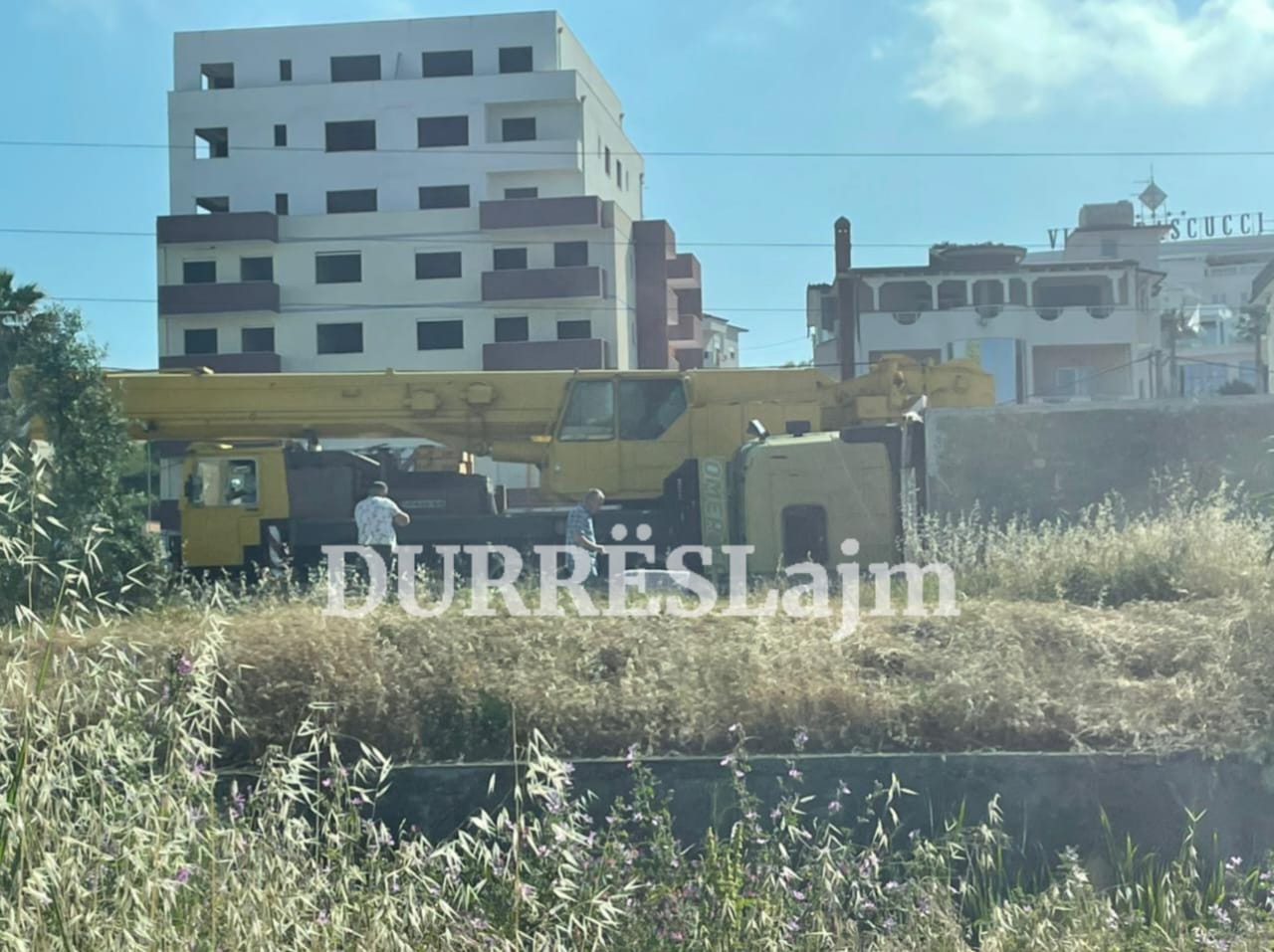 Aksident në Durrës, kamioni përmbyset në rrugë