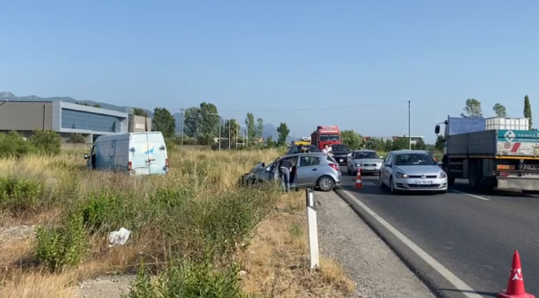 Aksident i trefishtë, plagosen rëndë 3 persona