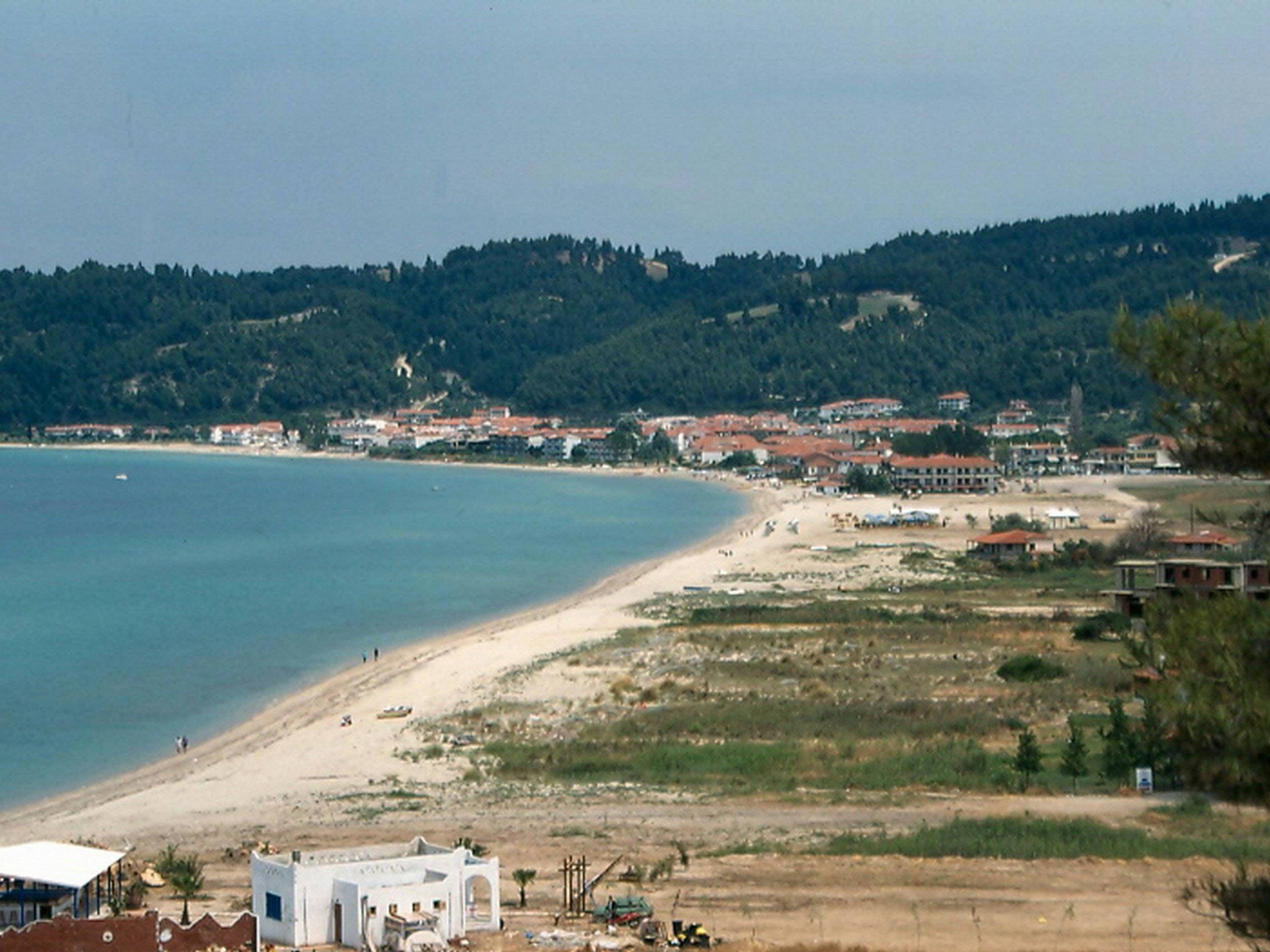 “Isha në shezlong kur më kapi”/Burri shqiptar përd*hunon të renë greke në plazh në Greqi