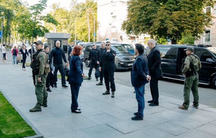 Të rrethuar nga forca të shumta sigurie, kryeministri Rama dhe Abazoviç mbërrijnë në Kiev