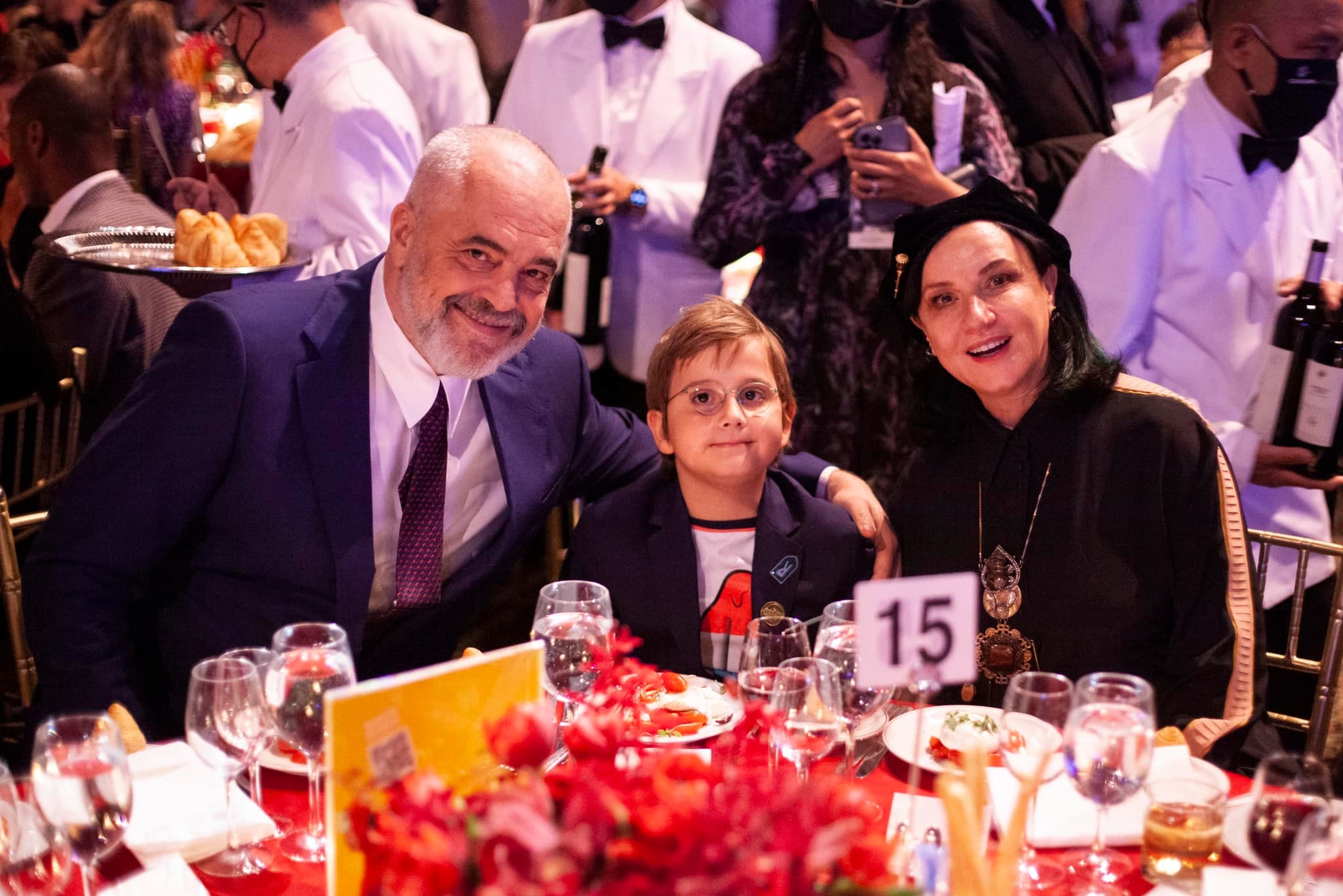 Me bashkëshorten Lindën dhe djalin Zahon, Rama nxjerr fotot nga ceremonia në New York