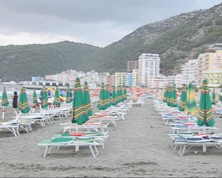 U zunë për sipërfaqen e rërës, goditet me lopatë pas koke biznesmeni