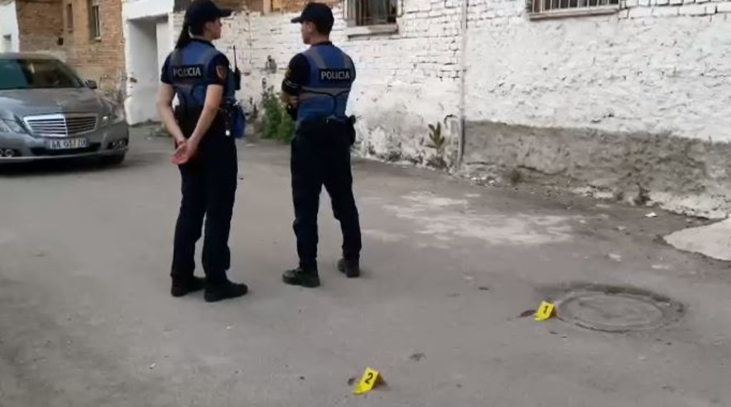 Plas sherri për një grua, 46-vjeçari sulmohet me sëpatë (EMRI)