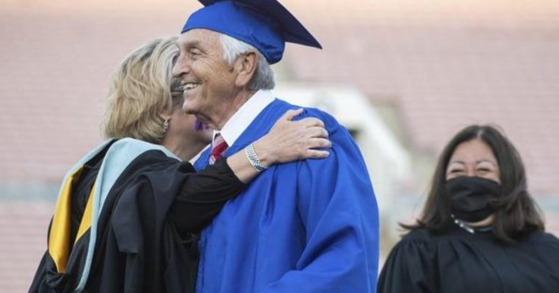 Merr diplomën e shkollës së mesme në moshën… 78-vjeçare