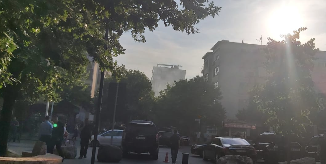 Zjarr pranë selisë së PS (FOTO)