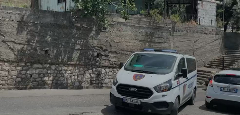 EMRAT/ Plagosi me armë në këmbë komshiun, policia e Durrësit në kërkim të autorit 44-vjeçar