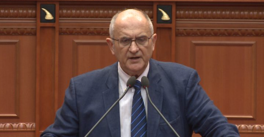 “Helikopterët janë në xhenaze”, Vasili për zjarret: Vendi po digjet, qeveria merret me opozitën