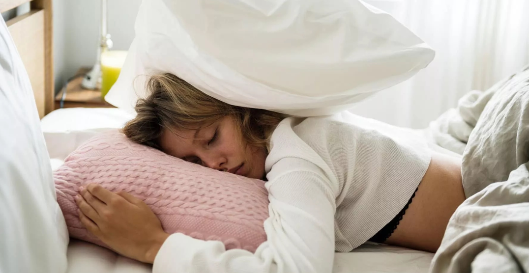 Nëse keni dhimbje trupi, këto janë pozicionet ideale të gjumit për t’u zgjuar pa asnjë problem