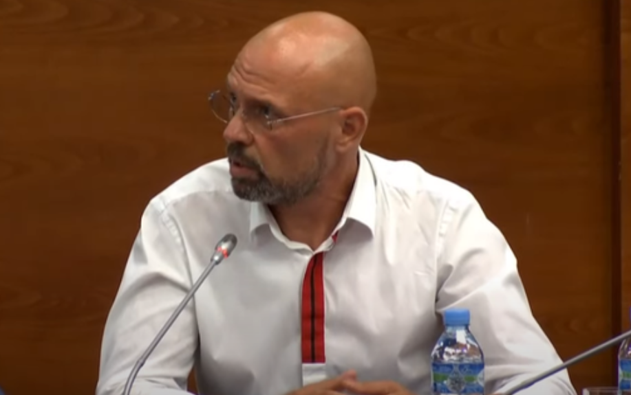 Manjani ndaj Berishës: “S’ka shpërdoruar detyrën Saimir Tahiri, e gjitha maskaradë!”