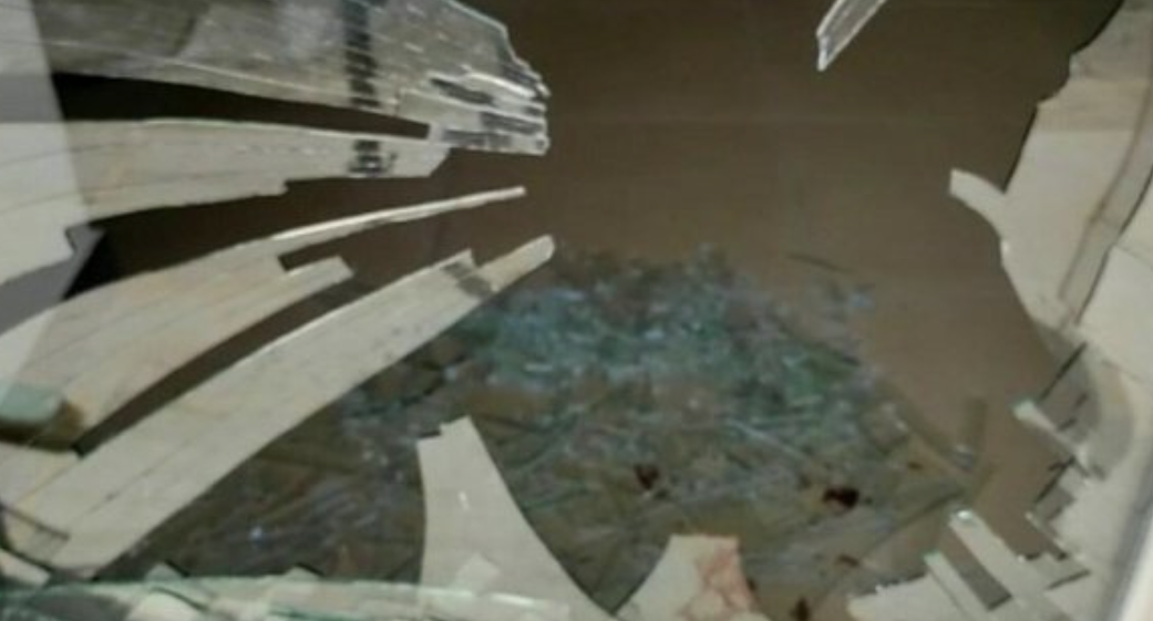 Shqiptari thyen xhamat e një dyqani në Itali, ndërron jetë nga hemorragjia (EMRI)