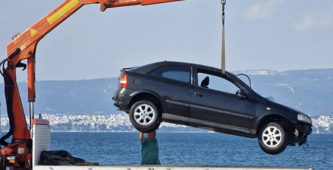 E rëndë në shtetin fqinj, nënë e bir gjenden të lidhur me litar brenda makinës të fundosur në det