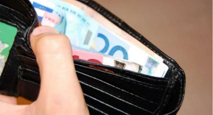 I vodhi 28 milionë lekë bashkëshortit, arrestohet 41-vjeçarja. Ja ku i çonte paratë