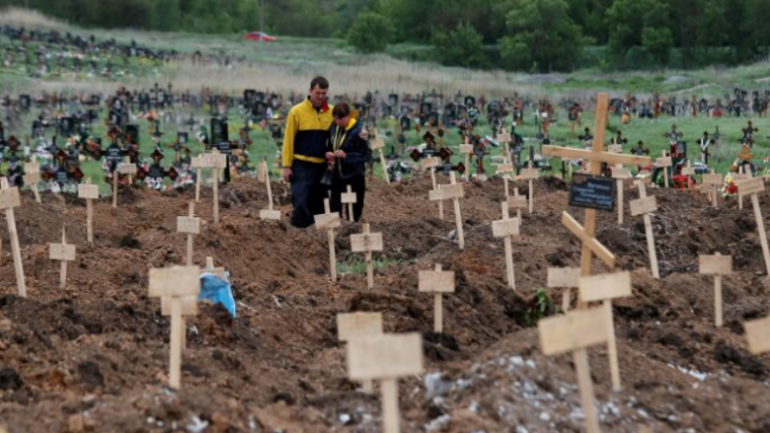 Zbulohet një tjetër varr masiv në Mariupol, mund të ketë rreth 3 mijë civilë