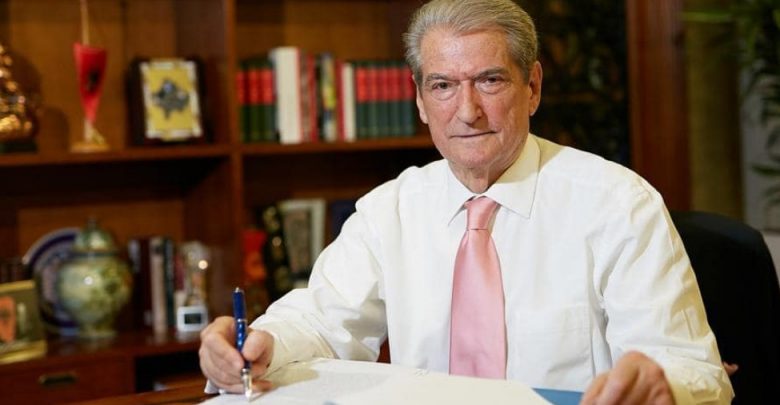 Berisha ngre alarmin: Ushtria në kolaps, oficerët madhorë punojnë pasdite nëpër restorante!