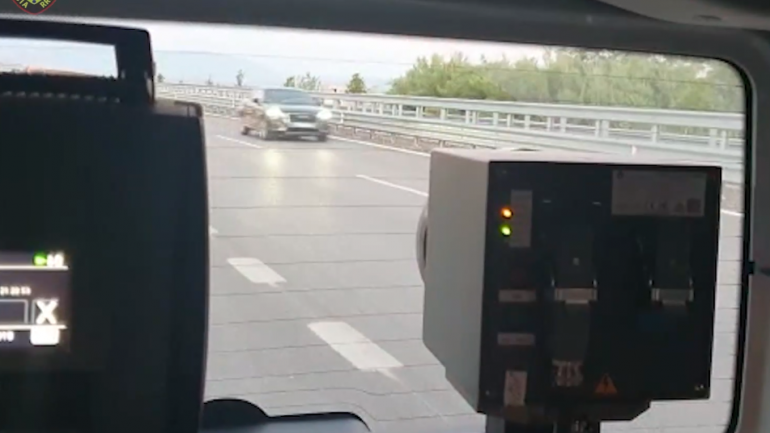 Shoferi “fluturon” me shpejtësi 244 km/h në Bypass-in e Fierit (VIDEO)