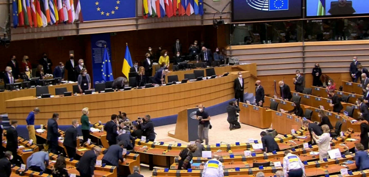 PE miraton dhënien e statusit kandidat për Ukrainën dhe Moldavinë