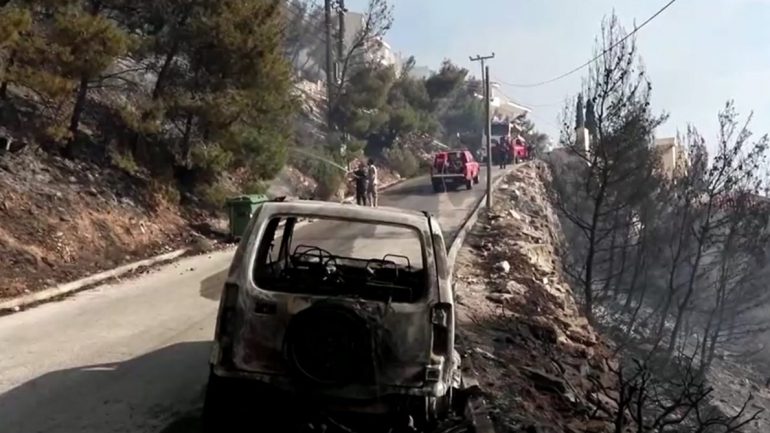 Athina përfshihet nga flakët, digjen shtëpi e makina (FOTO)