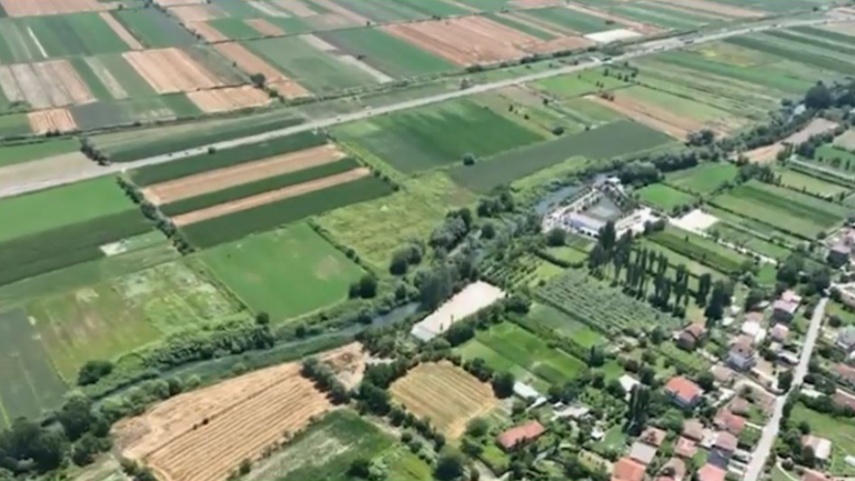 Kontrolle nga ajri me dronë dhe nga toka, zbulohen fidanë me kanabis në një magazinë, dy të arrestuar