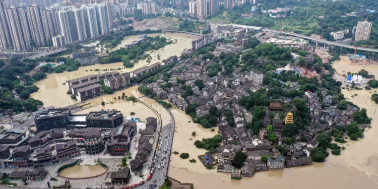 Qindra mijëra të evakuuar në Kinë për shkak të përmbytjeve