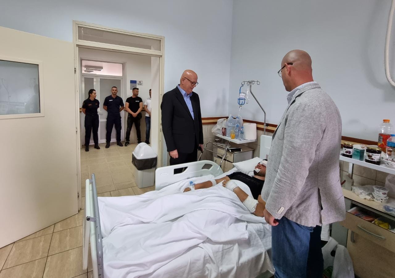 U përplas nga &#8220;Range Rover-i&#8221;,  drejtues të lartë të policisë vizitojnë te Trauma efektivin e plagosur dje në Durrës