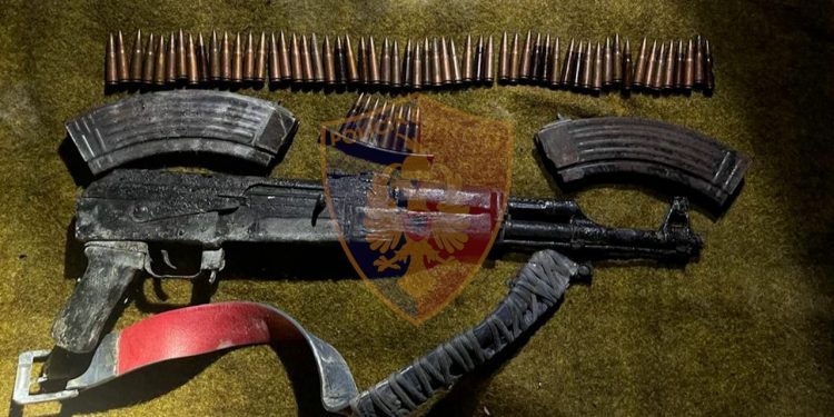 Armë dhe municion luftarak në banesë, shpallet në kërkim 25-vjeçari