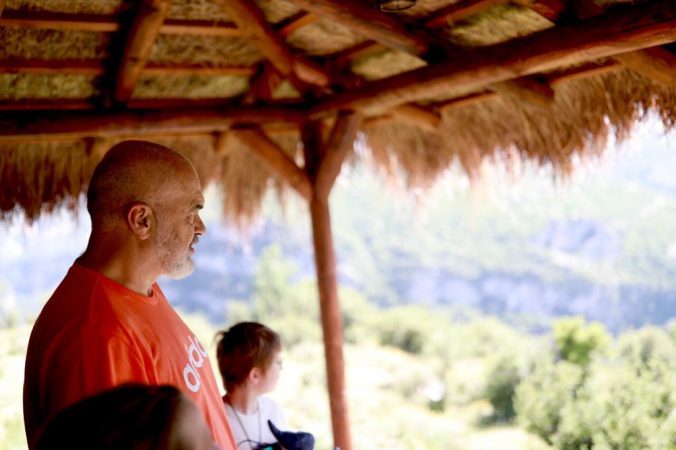 Rama merr Zahon në male, i prezanton bukuritë magjike shqiptare (VIDEO)