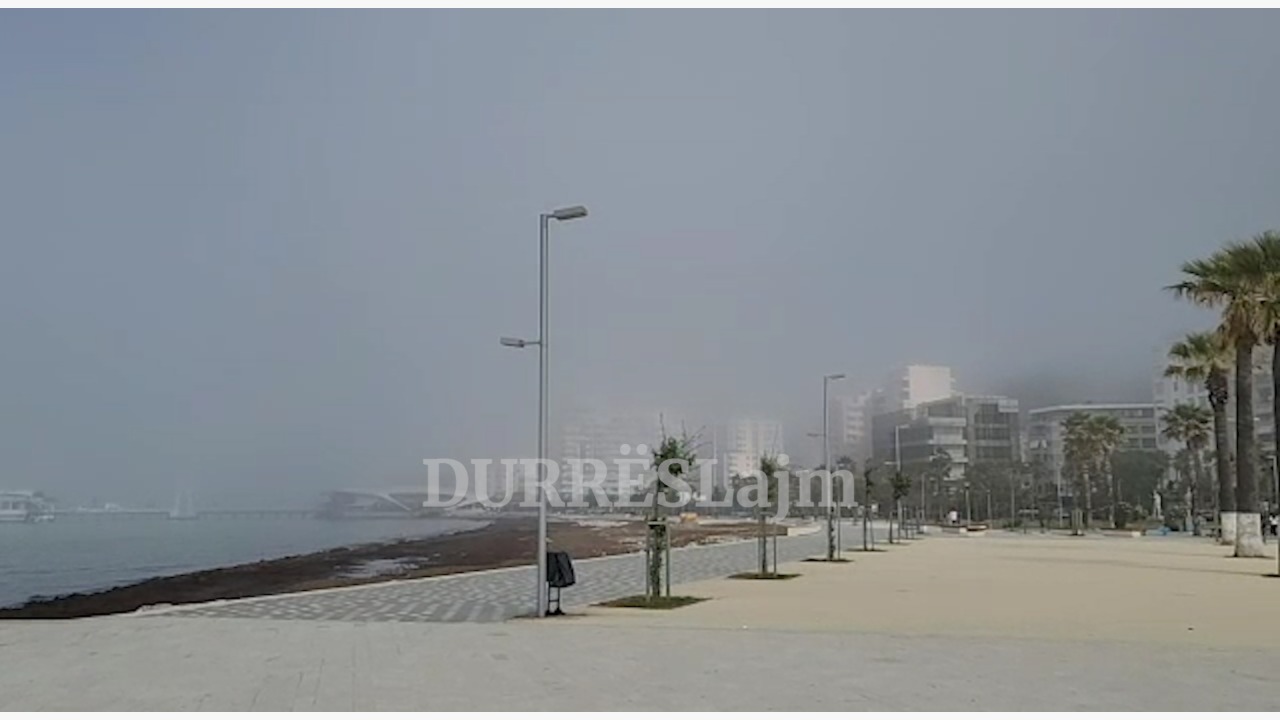 Mjegulla e dendur “pushton” sërish Durrësin (VIDEO)