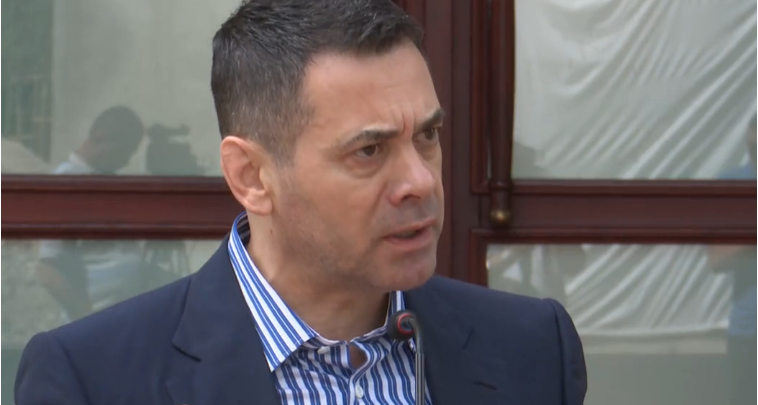 “Autobusët nuk ndezin kondicionerët, ju me çfarë vini në punë? Gazetarja “sikletos” ministrin Ahmetaj