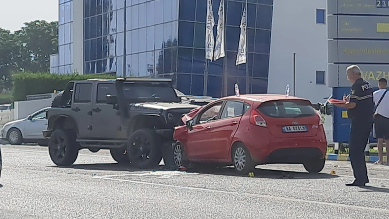 Përplasen “kokë më kokë” makinat në Elbasan, lëndohen drejtuesit