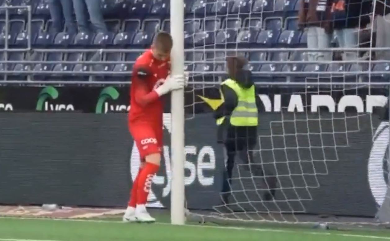 Akuza të rënda për portierin e kundërshtarëve të Shqipërisë, e kapin “mat” duke zvogëluar portën