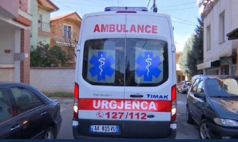 Makina përplas këmbësorin, dërgohet në spital 42-vjeçari