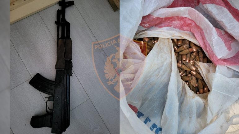 Me kallashnikov e municion luftarak në banesë, policia arreston 17-vjeçarin