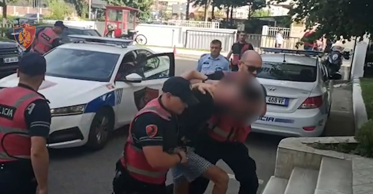 Policia arreston dy të rinj me pistoletë, njëri prej tyre ishte me arrest shtëpie
